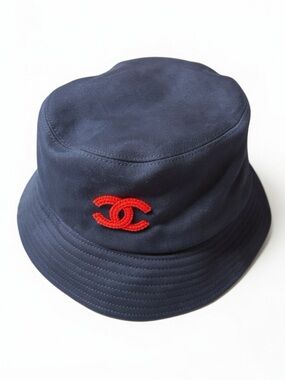 CHANEL Navy Bucket Hat with Red CC Emblem size Medium